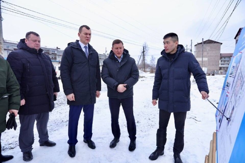    Михаил Дегтярев осматривает стройплощадку плавательного бассейна в Майме. Источник: t.me/turchak_andrey