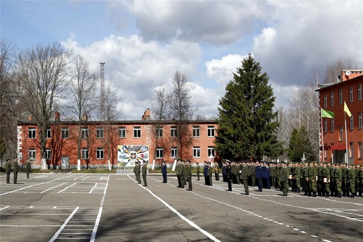 Источник: https://qiwiq.ru/foto/voennoy/chasti.html 