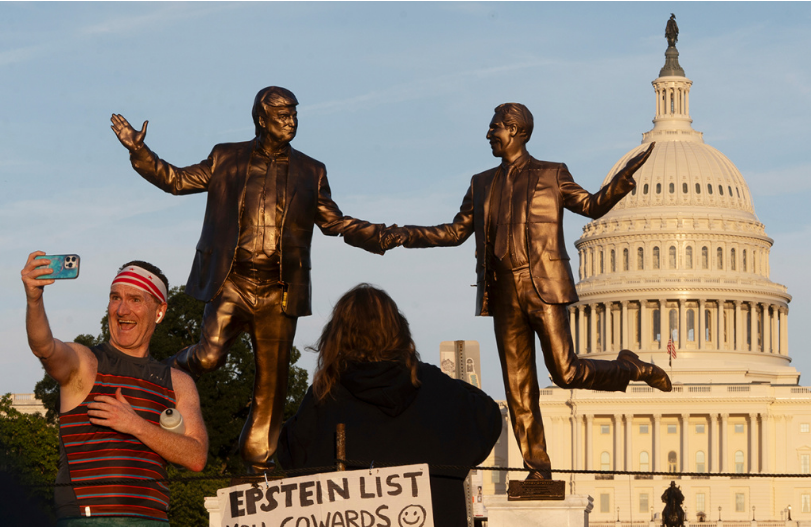 Скульптура, на которой президент США Дональд Трамп и финансист Джеффри Эпштейн держатся за руки, напротив здания Капитолия в Вашингтоне, 2 октября 2025 года.