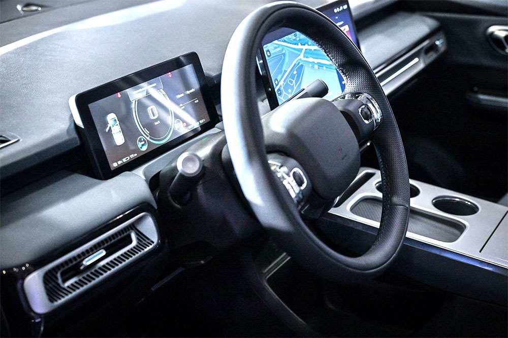    На приборной панели UMO нет кнопок и стрелок - вместо них два экрана. Первый отражает показатели, второй управляет сервисами "Яндекса". / Фото: Максим Мишин / Пресс-служба мэра и правительства Москвы