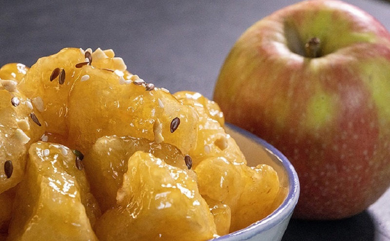 Яблоки в карамели: один ингредиент превращает десерт в кулинарное волшебство
