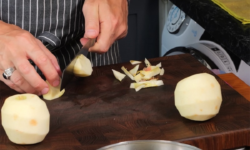 Яблоки в карамели: один ингредиент превращает десерт в кулинарное волшебство