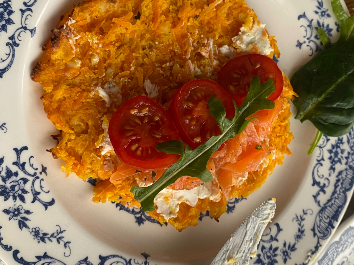 В красивой тарелке блинчики смотрятся особенно  аппетитно 