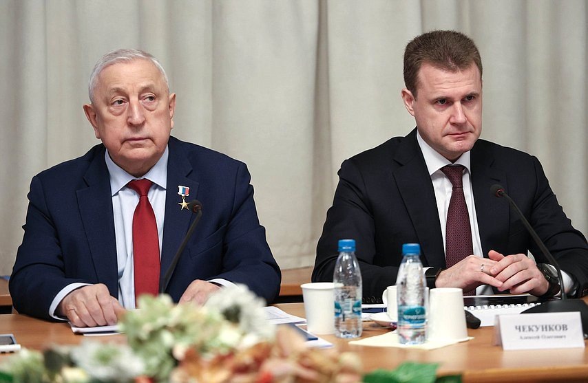 Николай Харитонов (слева) и Алексей Чекунков. Источник: komitet-rdva.duma.gov.ru