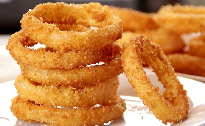 Хрустящие луковые кольца — секрет нежнейшего кляра и идеальной закуски для домашнего стола