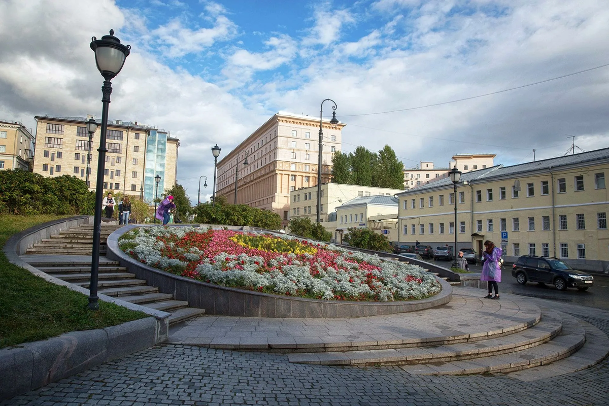 Хитровская площадь в наши дни - неподалеку от метро "Китай-город". У меня тут школа была рядом - облазили тут все с одноклассниками. Закоулки и интересные места находились здесь и в 90-е. 
