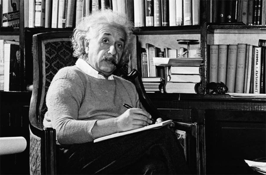 Альберт Эйнштейн — физик-теоретик, один из основателей современной теоретической физики. Его теории и открытия изменили представление о природе Вселенной и законах физики. Родился 14 марта 1879 года в Ульме (Германия).