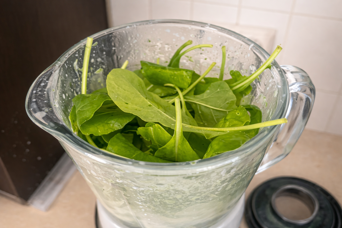 Рецепт: Шпинат перемолоть в небольшом количестве молока или в любом кисломолочном продукте в блендере. Далее – ваш обычный рецепт. 