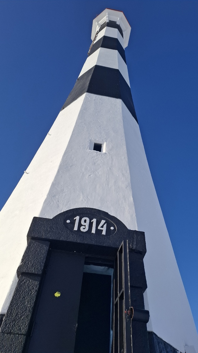 Маяк белый только с одной стороны (западной), со стороны Санкт-Петербурга он имеет черные горизонтальные полосы.