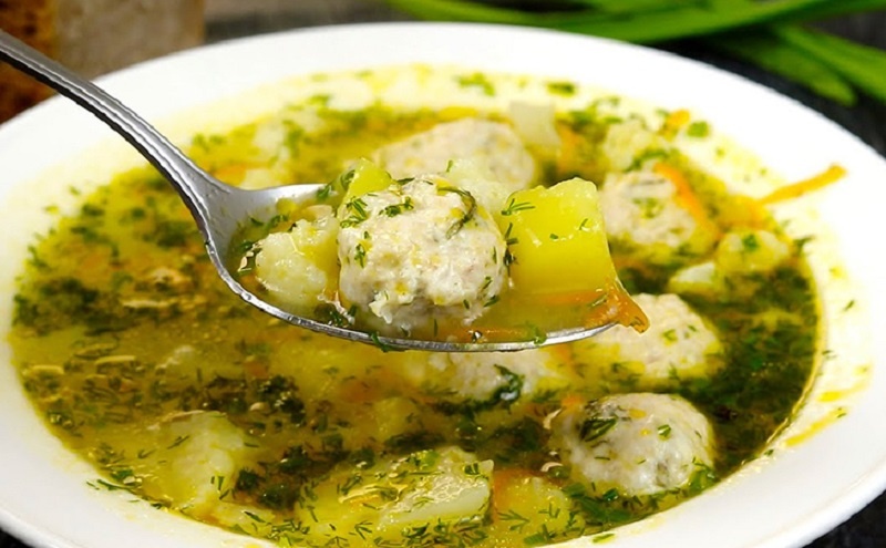 Картофельный суп с купатами и солёными огурцами: новый взгляд на семейную классику