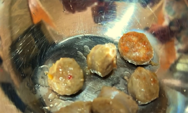 Картофельный суп с купатами и солёными огурцами: новый взгляд на семейную классику