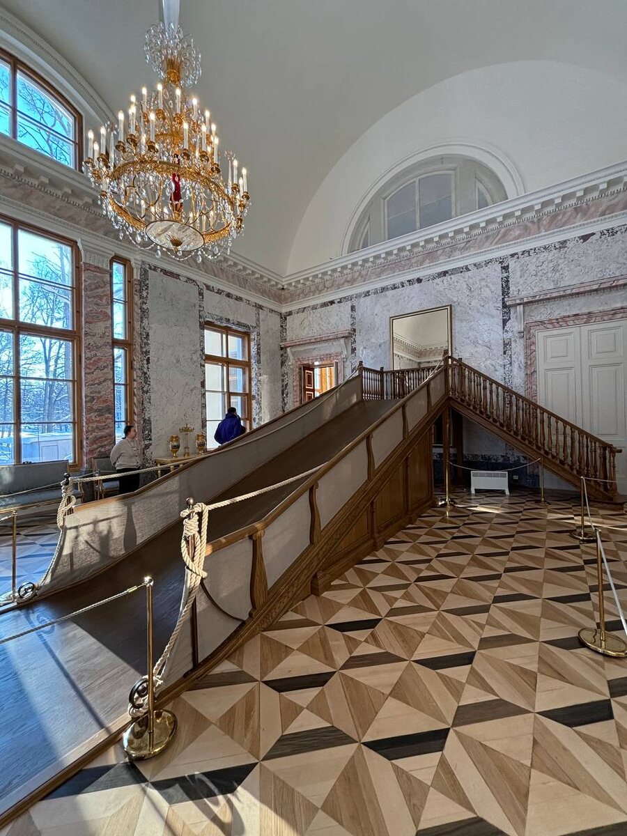 Катальная горка открывается сразу, в начале экскурсии. Но и вернемся мы сюда же, по завершении. Фото автора. 