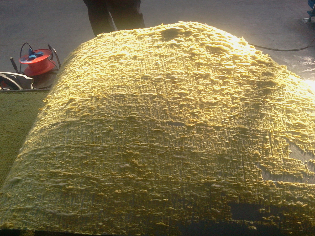 Шуба минеральной плотной ваты на металле, после разрыва панели.