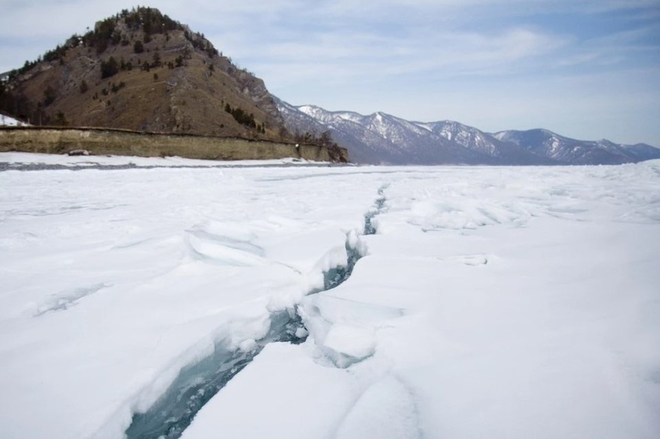    Предварительно восемь туристов из КНР провалились под лед на Байкале, выжил один Юлия ПЫХАЛОВА