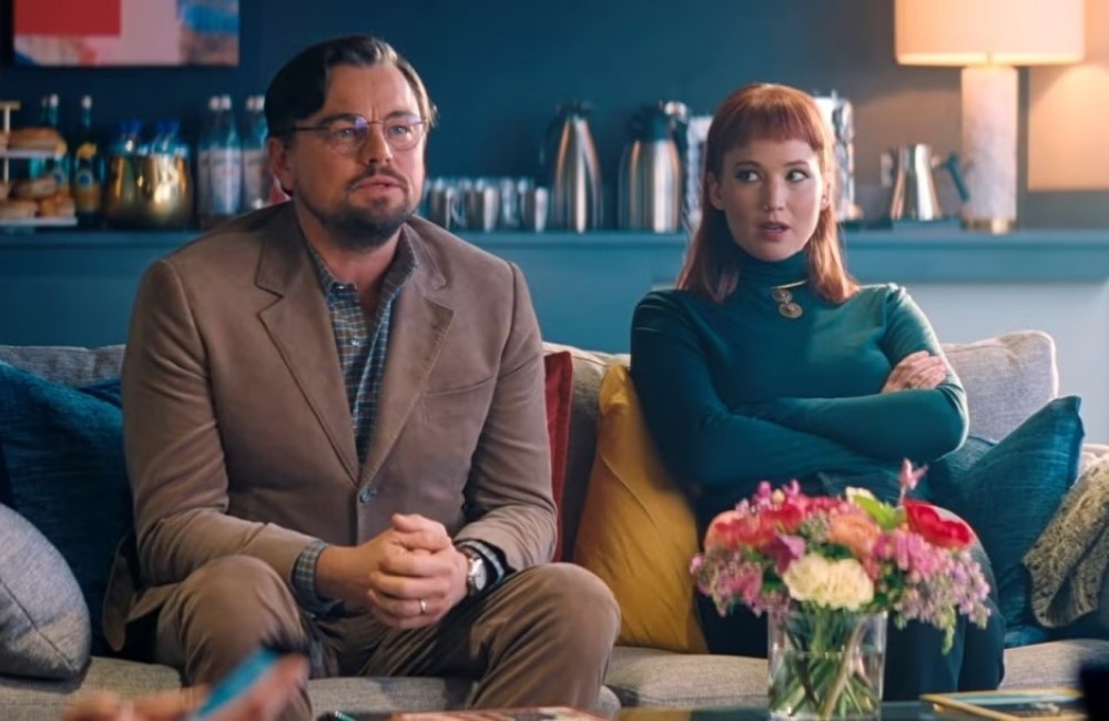     Леонардо ДиКаприо и Дженнифер Лоуренс, кадр из фильма «Не смотрите наверх» (2021)