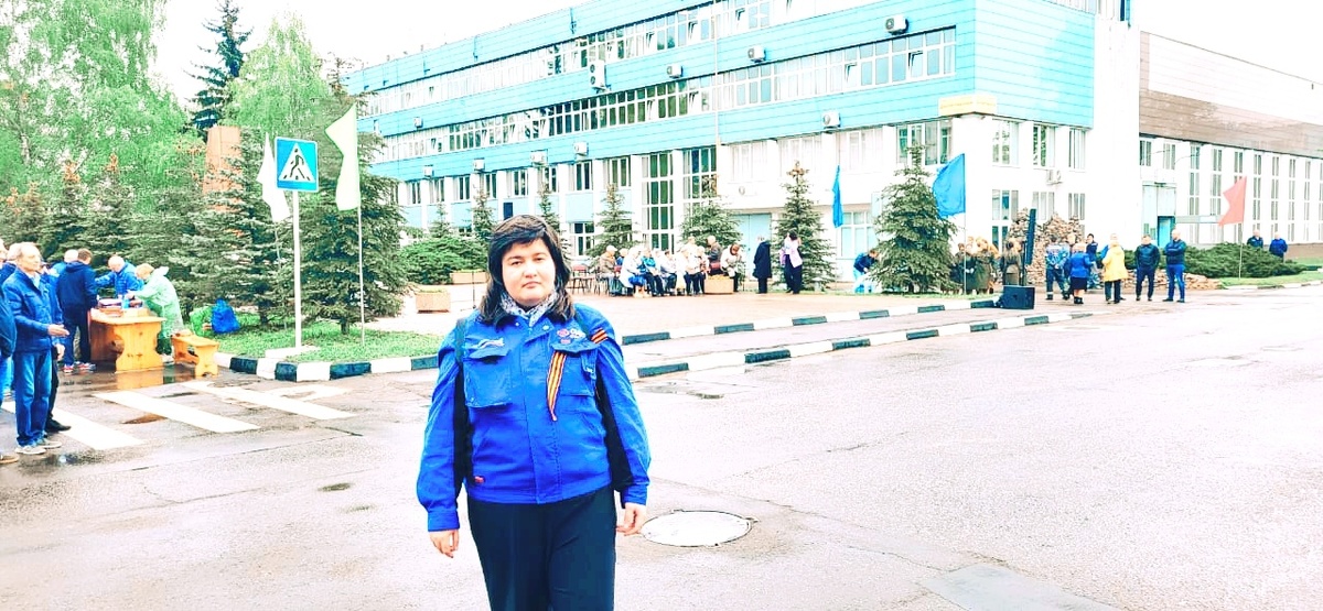 На фото я - автор настоящего канала в Яндекс. Дзен, фото было сделано на проспекте Буденного дом 16 с 1 (как раз территория того самого "Салюта") на первомайских праздниках