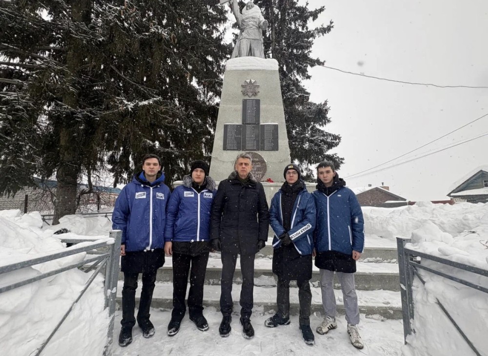    Активисты ЕР очистили от снега памятник ВОВ в нижегородском Новопокровском