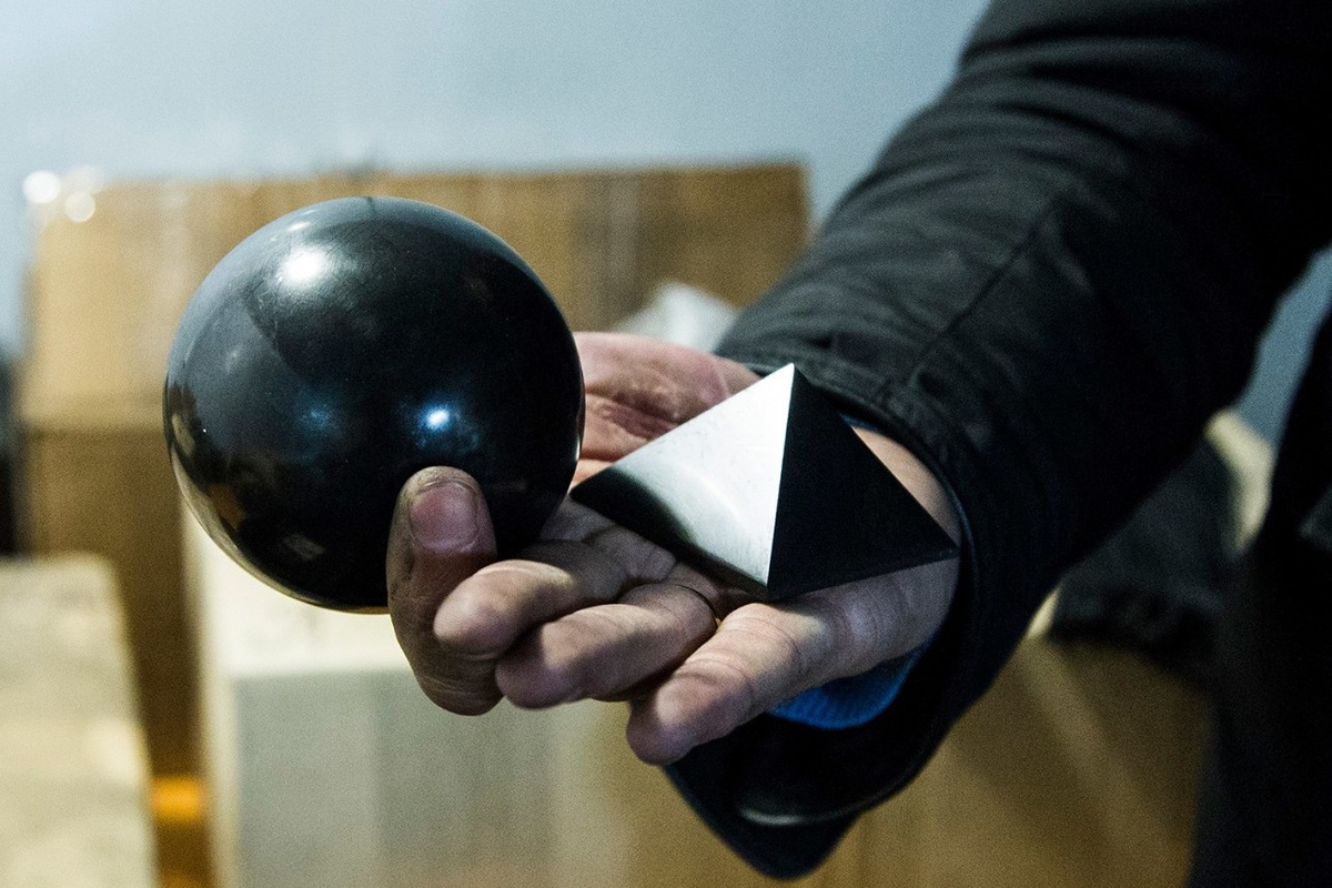    Сувениры из шунгита. Фото: "Республика"/Леонид Николаев