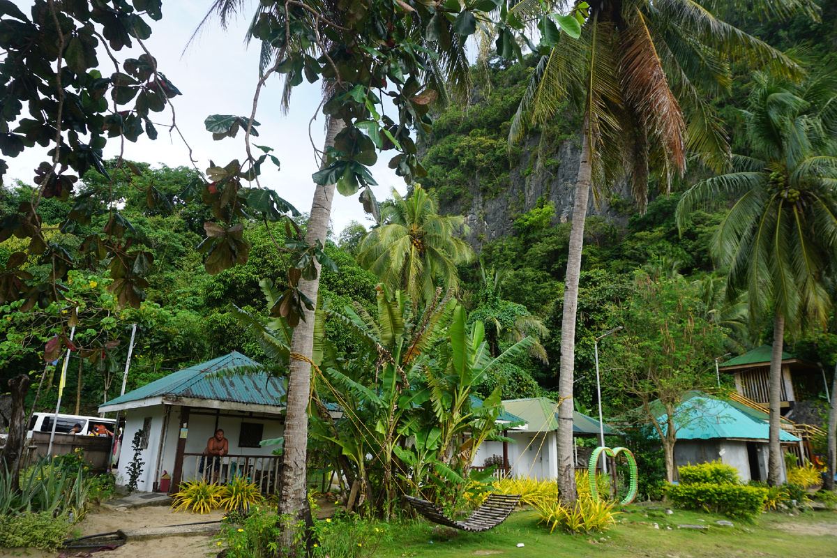 несколько домиков, которые можно арендовать на пляже Поканил