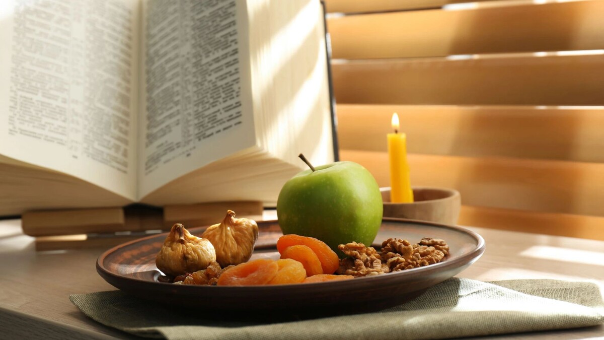    Во время поста верующие ограничивают себя в пище и молятся. Фото: New Africa / Shutterstock / Fotodom