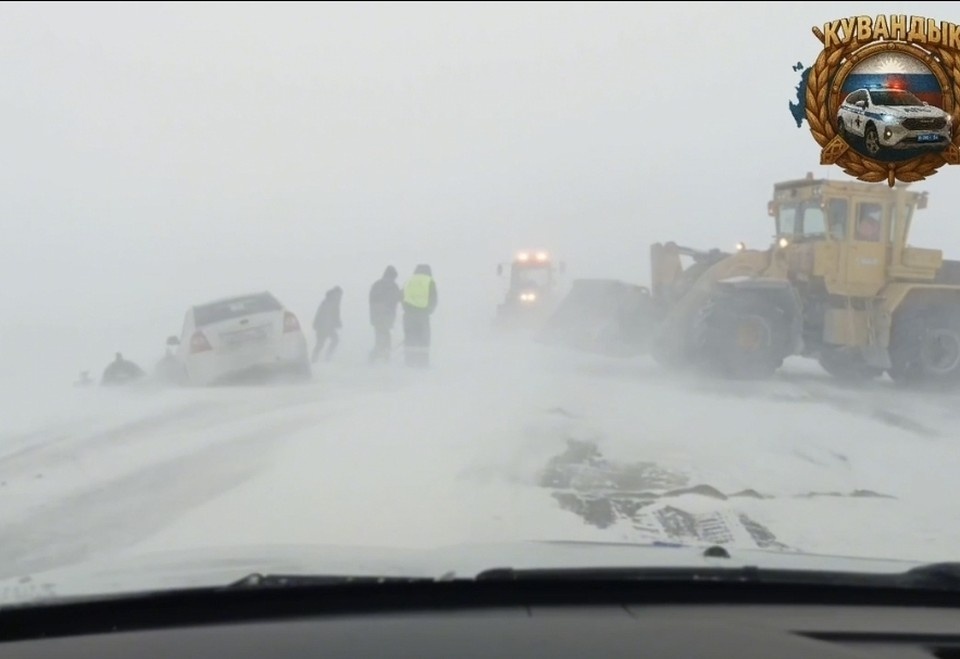    Вместе с сотрудниками дорожного управления инспекторы организовали работу по вызволению машин из снежного плена. Фото: Госавтоинспекция Кувандыкского округа