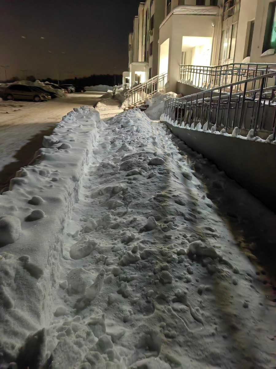 Дворник, очищаяя пандус, свалил снег на пешеходную дорогу, которую чистиди местные жители