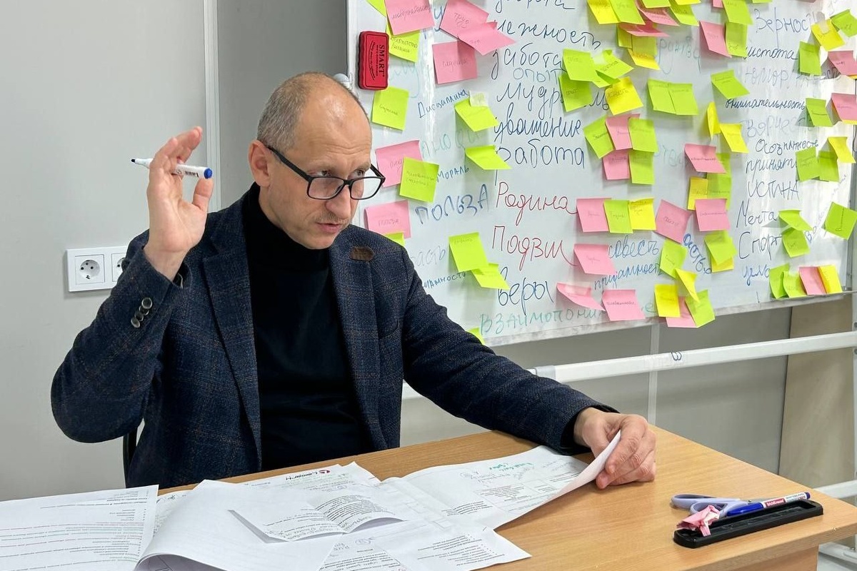 Учредитель и идейный вдохновитель Центра «Слово» Виталий Николаевич Кузовкин на общем собрании