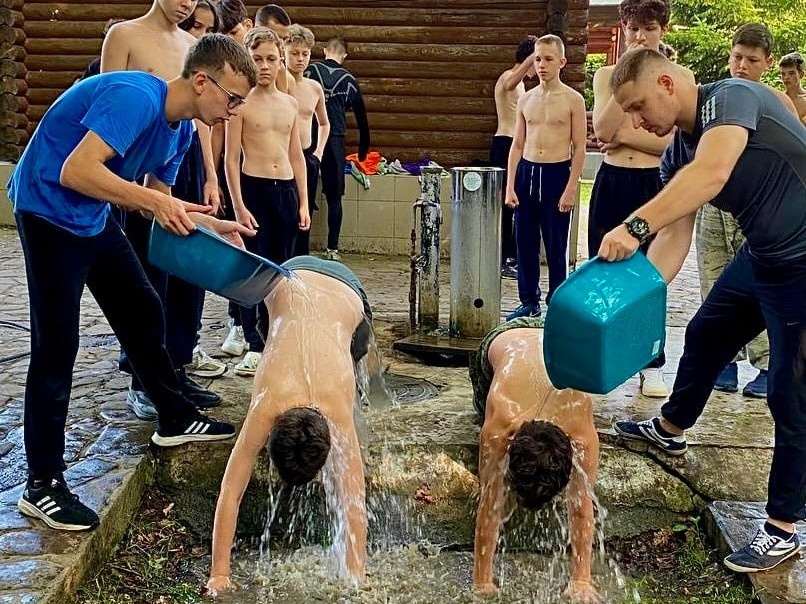 Процедура закаливания во время летней программы Центра «Слово»