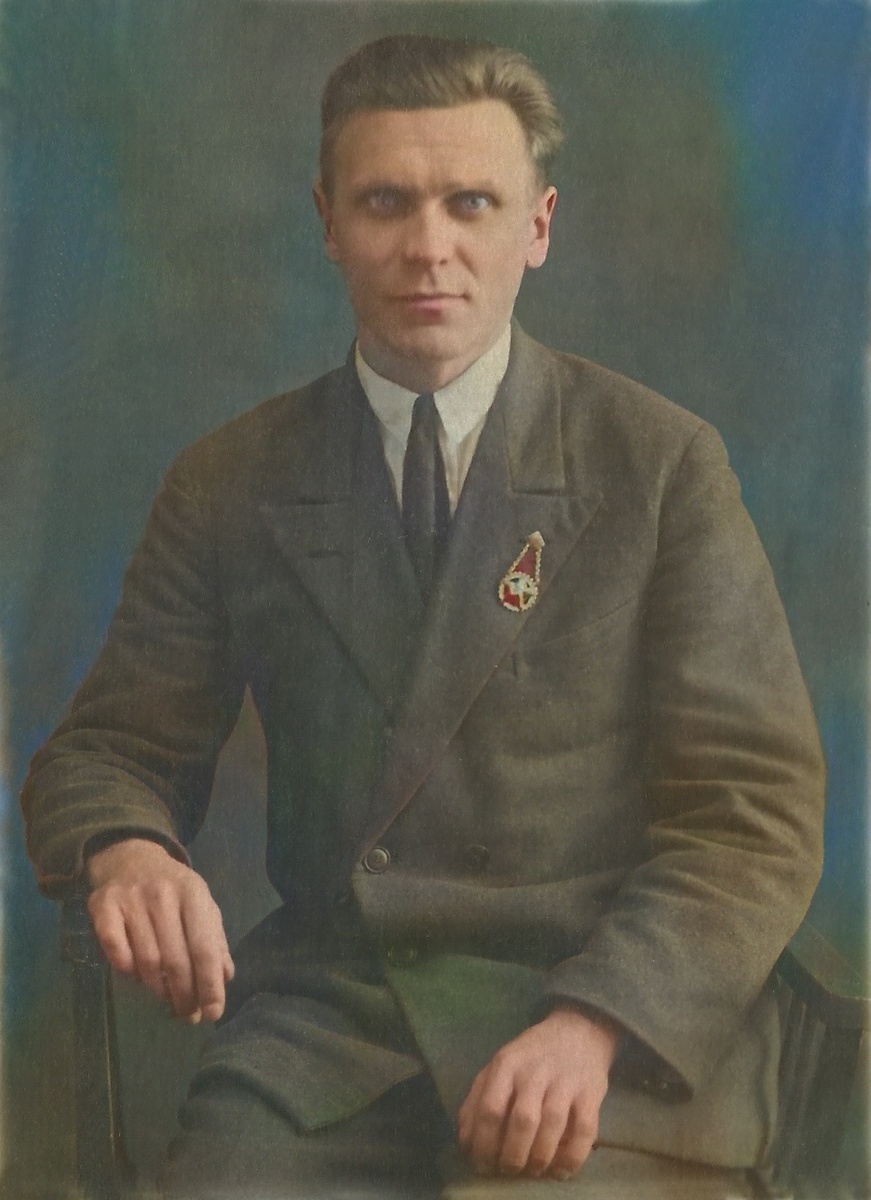 Фотография 1935-1937 годы. На груди - знак ГТО. 