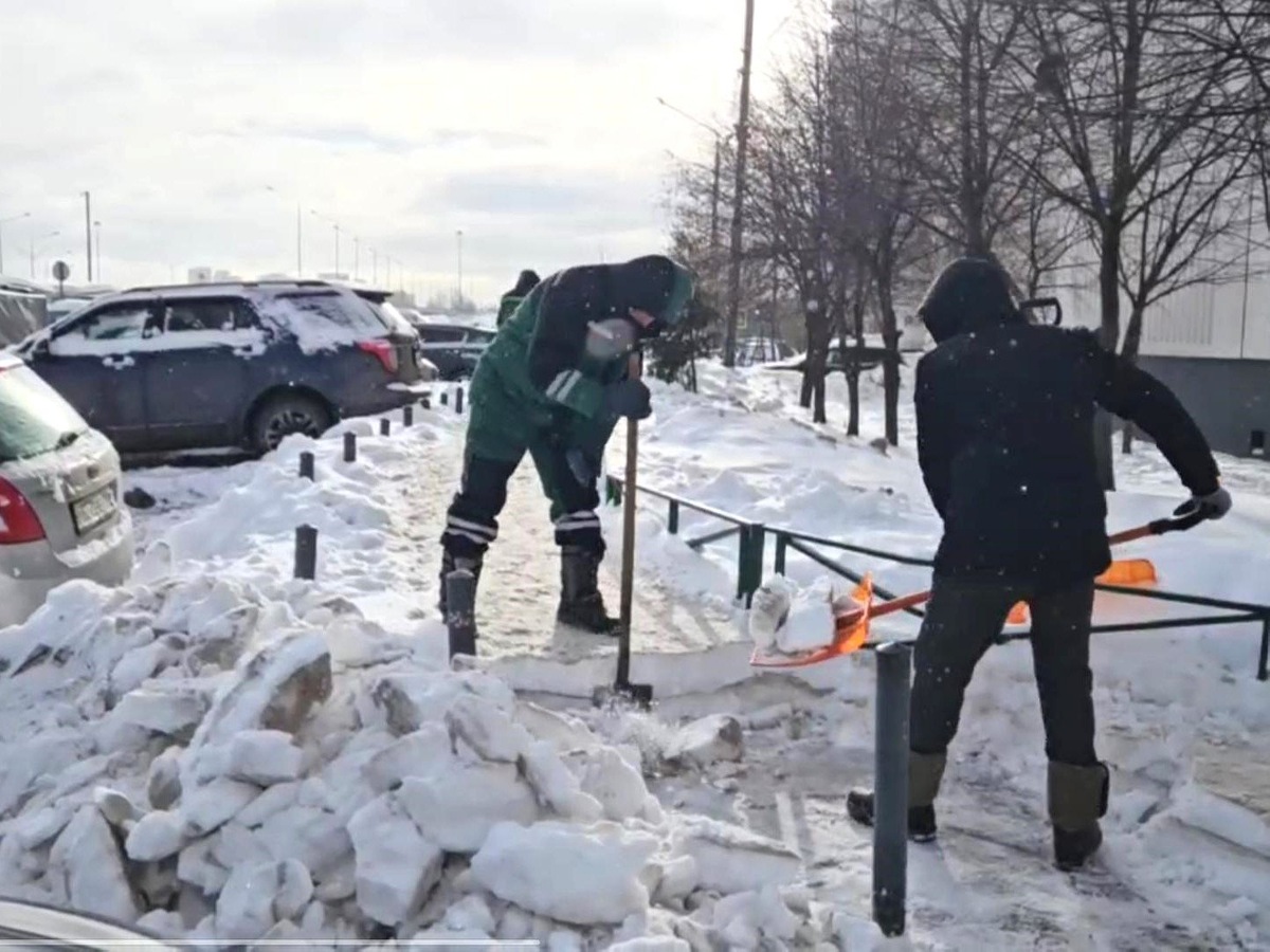 Все работы направлены на восстановление безопасного движения транспорта и обеспечение комфортного передвижения жителей.Бригада из пяти человек очищает проезжую часть и тротуары от ледяных навалов. Мини-погрузчик с плоским ковшом сгребает накатанную колею, образовавшуюся на дороге, а дворники вручную откалывают плотный слой льда и снега на пешеходной зоне.   
 
По данным пресс-службы Администрации округа, сегодня в уборке задействовали более 30 единиц техники — это крупные тракторы, мини-погрузчики и грузовые машины.📷     Фото: корреспондент ГАУ МО АИС «Подмосковье»/Иван Чижов
