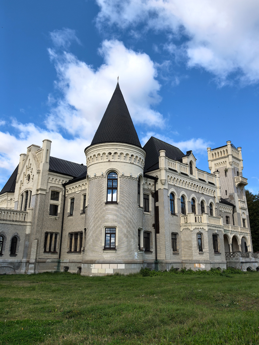 Меня всегда восхищала нетипичность этого замка для наших мест. Он больше похож на полёт фантазии архитектора-бунтовщика. 