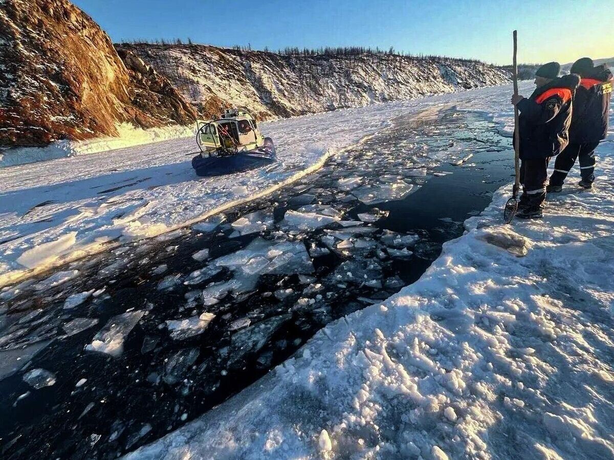    Спасатели МЧС РФ на месте, где микроавтобус УАЗ "Буханка" с группой туристов из Китая провалился под лед озера Байкал в районе мыса Хобой | © РИА Новости / Прокуратура Иркутской области