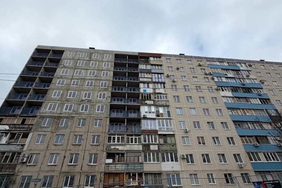    В Мариуполе на Комсомольском бульваре завершают восстановление дома. Фото: РКС-НР