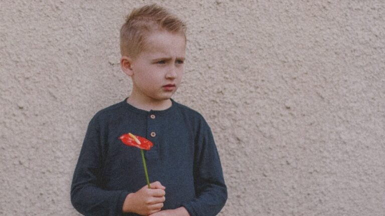    Иллюстрация к материалу: Безответная любовь у ребёнка: как поддержать и не навредить