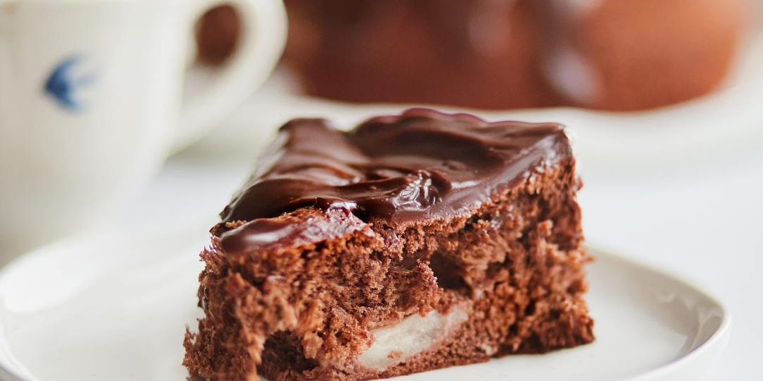 Свежесть яблока и терпкость шоколада: готовим необычную шарлотку за 5 шагов