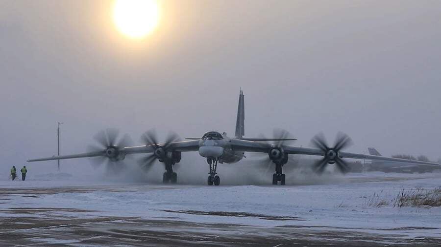 Стратегические ракетоносцы Ту-95МС выполнили плановый полет над Беринговым морем
