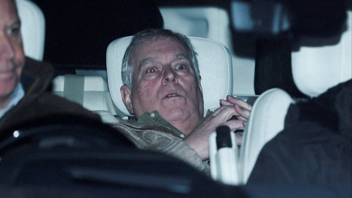 Принц Эндрю уезжает из полицейского участка, спустя несколько часов после задержания