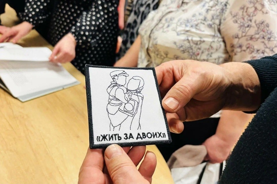    В ДНР вручили шевроны семьям погибших защитников Республики. Фото: Защитники Отечества в ДНР