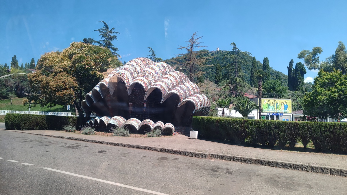 Остановка, выполненная по дипломному проекту Зураба Церетели в Новом Афоне, именуемая "Ракушка"