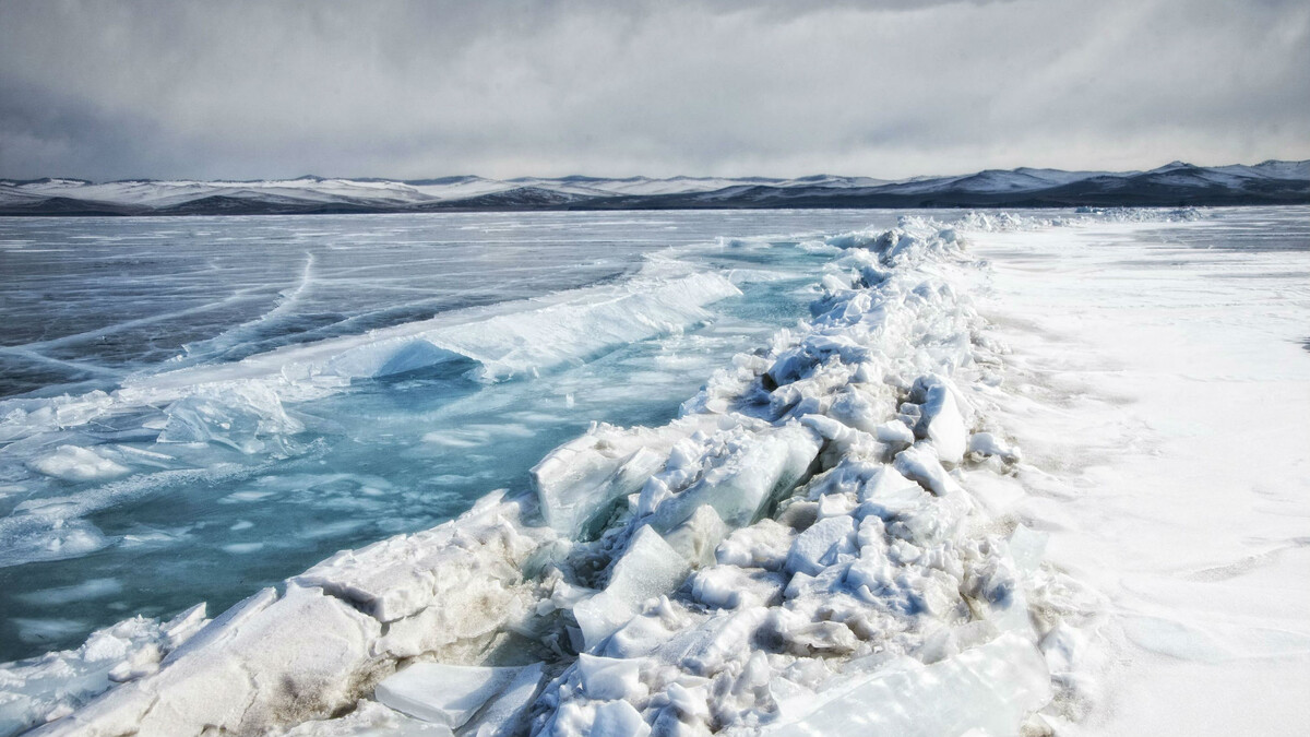    По колебаниям грунта можно определить, когда озеро замерзает, а когда оттаивает. На снимке лёд на Байкале.