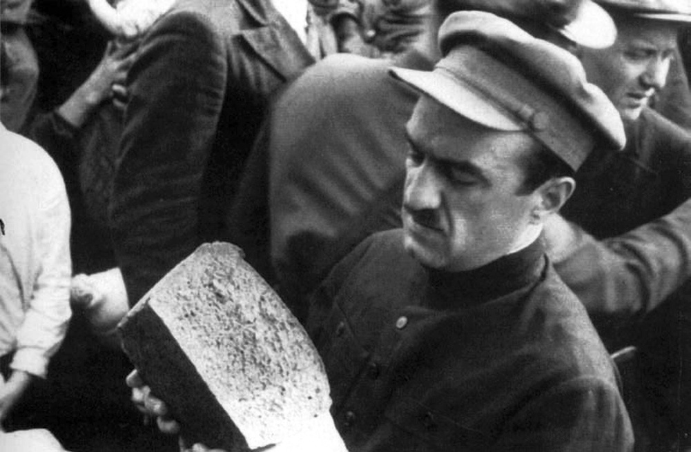    Нарком пищевой промышленности А. И. Микоян проверяет качество выпеченного хлеба во время посещения посёлка "Дальние Зеленцы". 1935 г. / Фото: из архива журнала "Родина"/РГАКФД