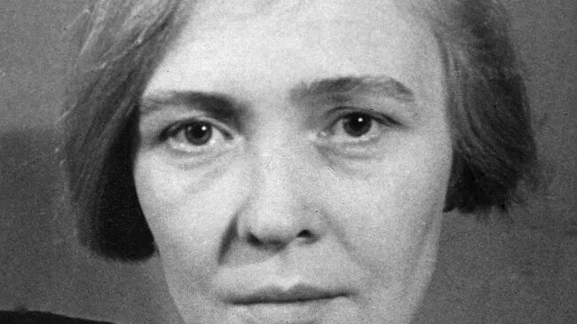 Как "стёрли" её улыбку