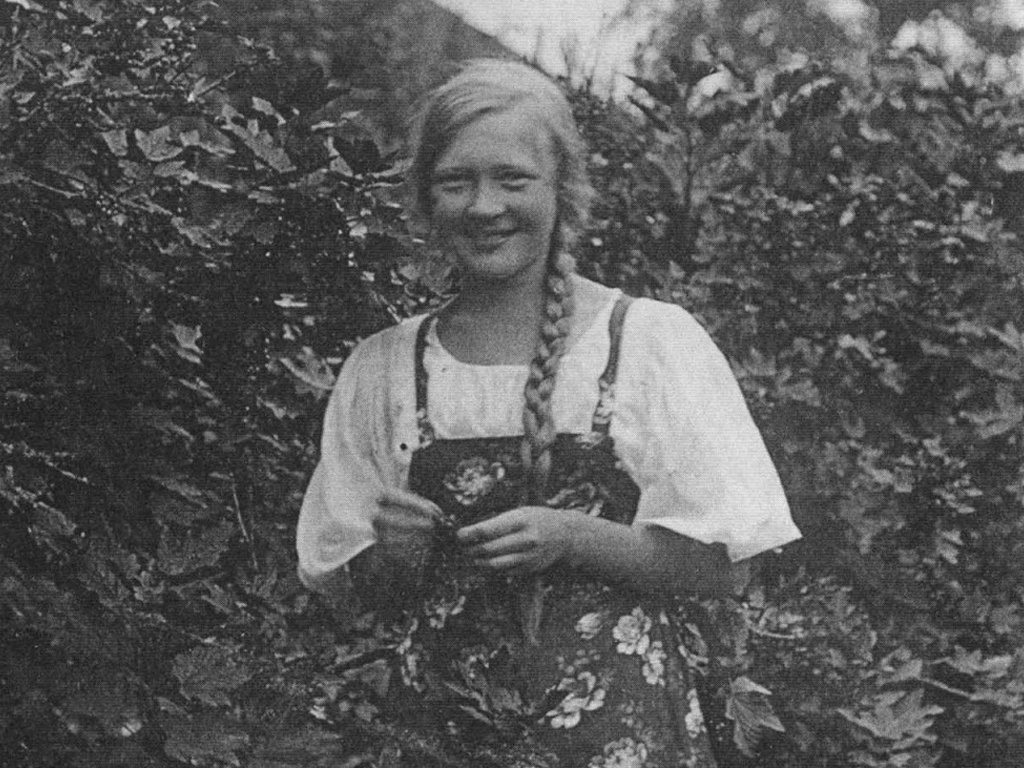 Ольга Берггольц в возрасте 15 лет. 