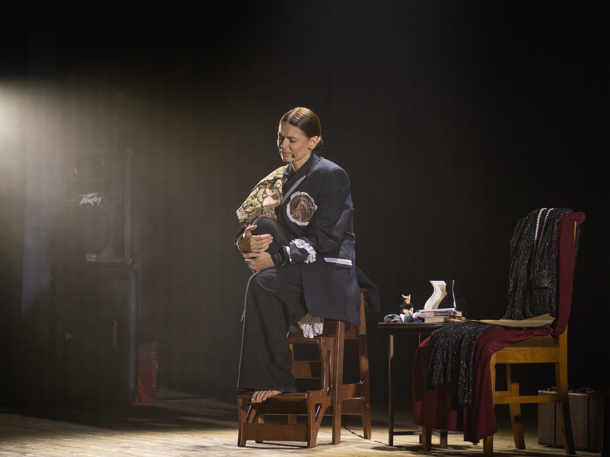 Кадр из спектакля "Ты есть любовь". Режиссер и актриса Вероника Кармацких