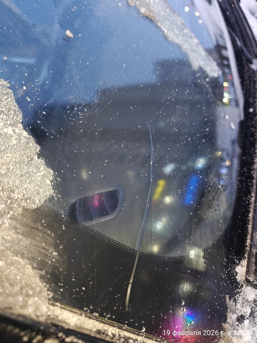 Пример трещины лобового стекла на TENET T7 