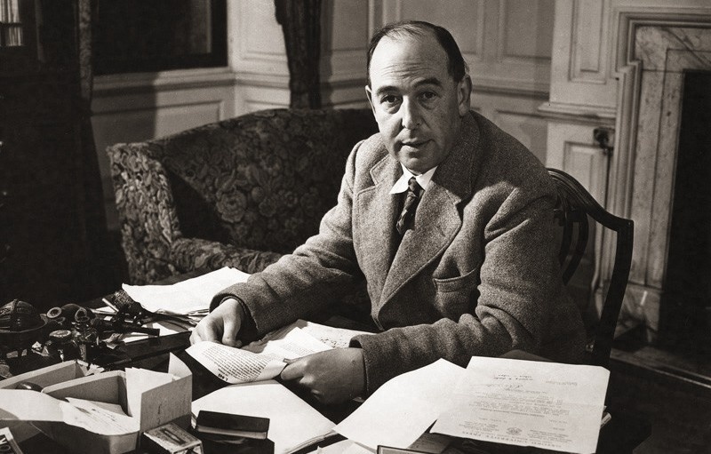 Клайв Льюис (1898-1963 гг.) — британский писатель, филолог, теолог, наиболее известный своими произведениями в жанре фэнтези («Хроники Нарнии», «Космическая трилогия»), а также книгами по христианской апологетики («Письма баламута», «Просто христианство», «Чудо», «Страдание» и другие).