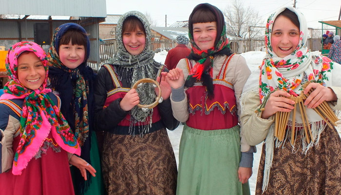 Темы для разговоров выбирали в завистимости от того, замужем гостьи или нет. Фото: 1MI
