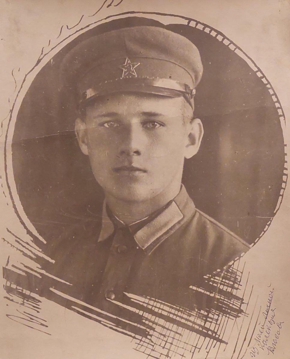 Фотография курсанта Качинской авиашколы Николая Власова.
Передана в фонды музея матерью Николая, Матрёной Григорьевной Власовой, в 1977 году.