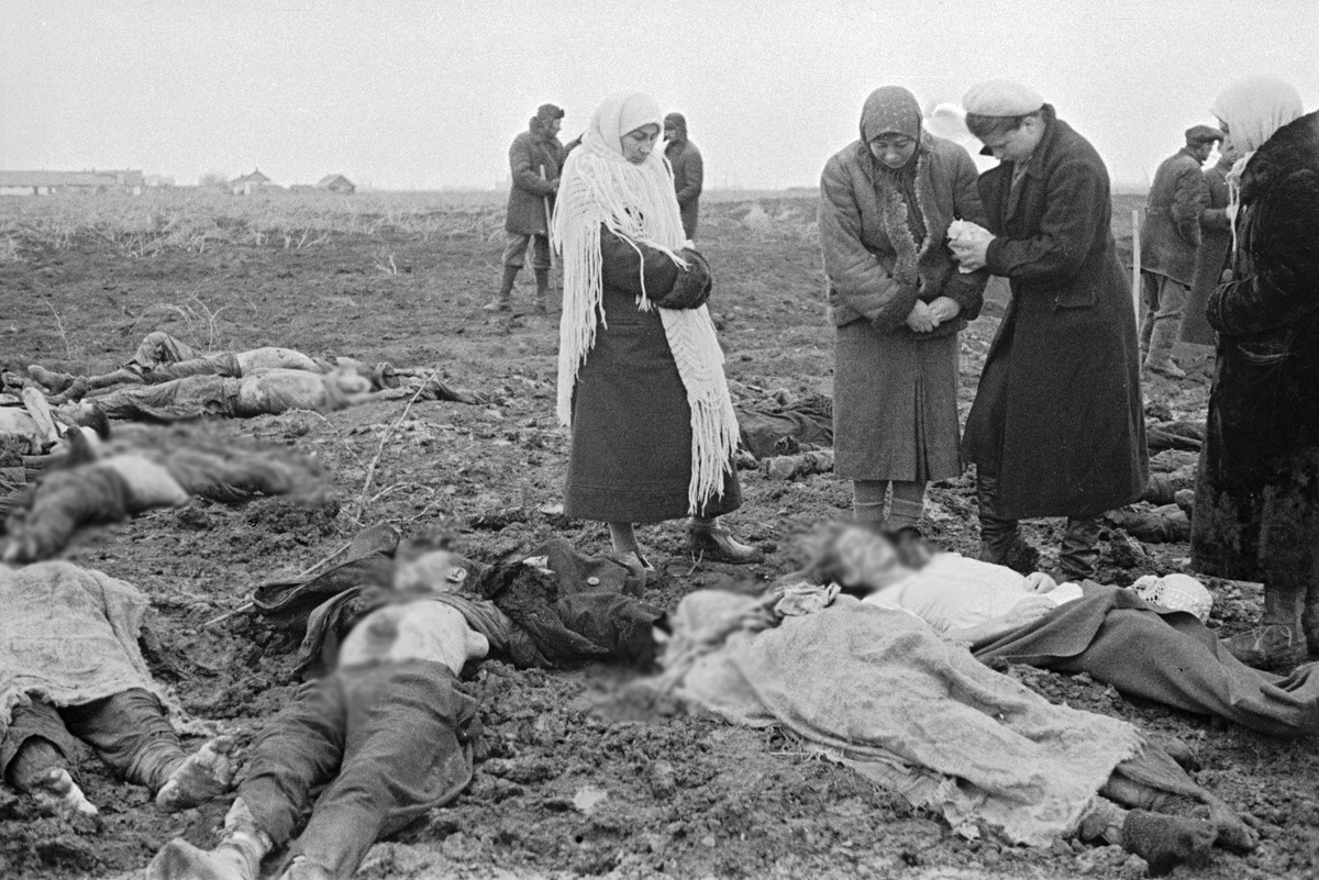    Зверская расправа нацистов с жителями Керчи. Багеровский противотанковый ров. Здесь были расстреляны около 7 тысяч жителей города. Жители Керчи опознают расстрелянных фашистами советских граждан, трупы которых были извлечены из противотанкового рва./Макс Альперт / РИА Новости
