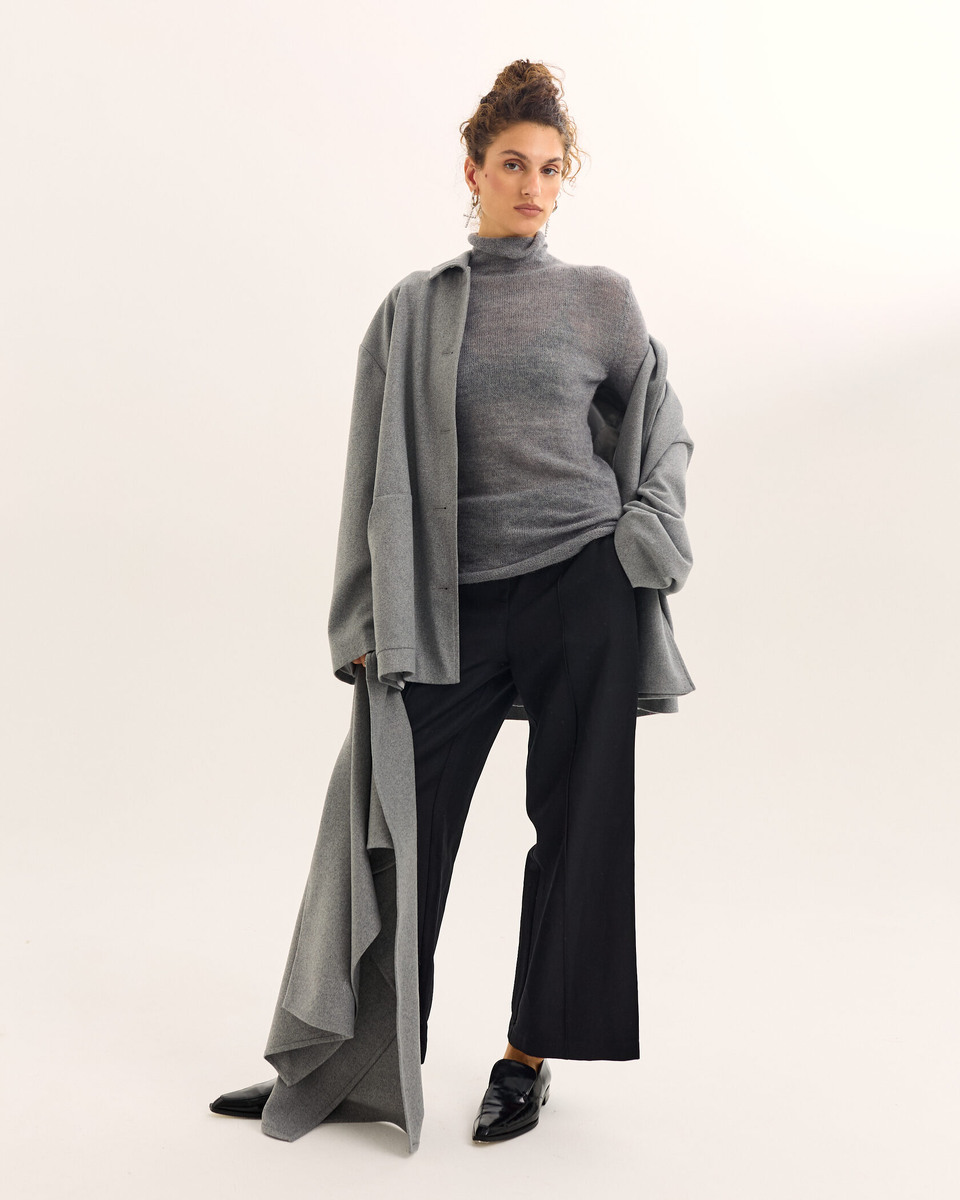 На модели удлиненный кардиган Tronova: https://clck.ru/3S2Mkb 